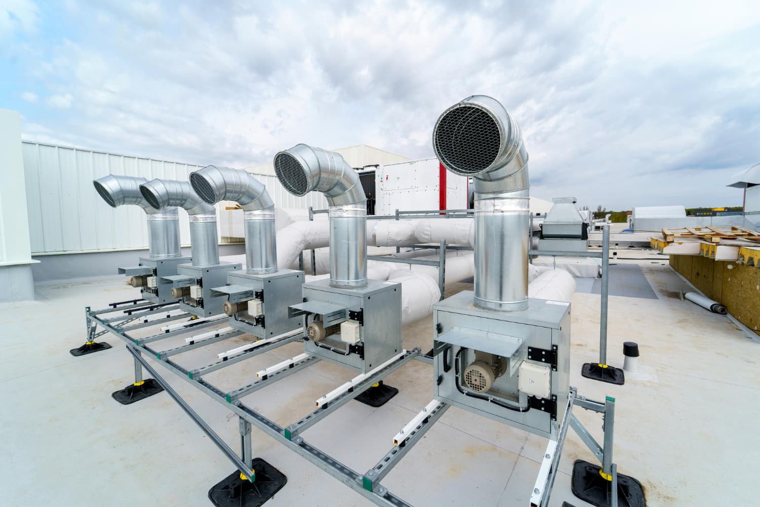 Packaged heating and cooling unit on rooftop